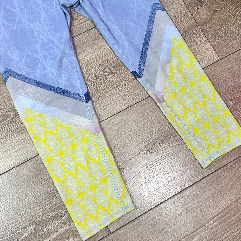 Alo Yoga Airbrush Tree Lace Sky Cropped Leggings 21”